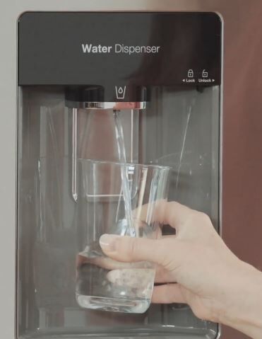 Kühlgefrierkombination mit wasserspender